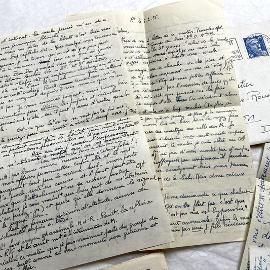 Set of 5 1950s French handwritten letters and envelopes with visible postage stamps and period postmarks.