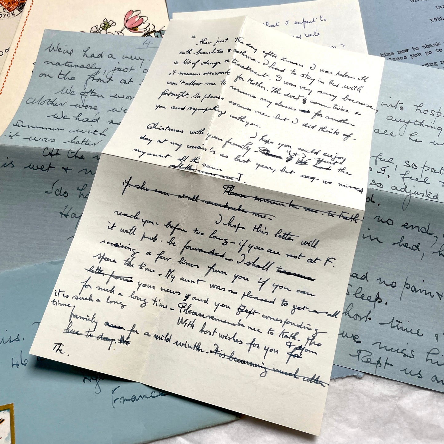 1960s set of five handwritten English letters with envelopes, featuring British postmarks and French address.