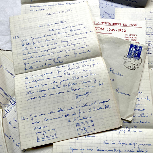 Set of 5 1930s French handwritten letters with envelopes, featuring stamps and a historical school promotion document.