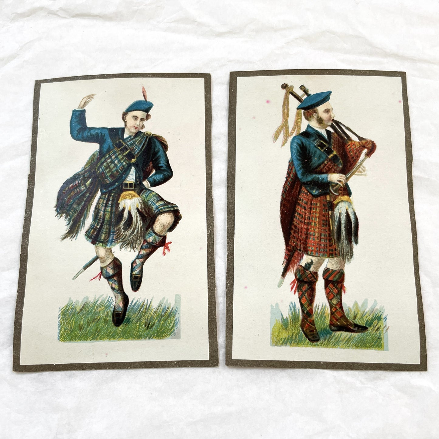 Late 19th Century - Pair Of Antique Chromo Cards - Scottish Highland Figures - Bagpiper And Dancer Traditional Dress