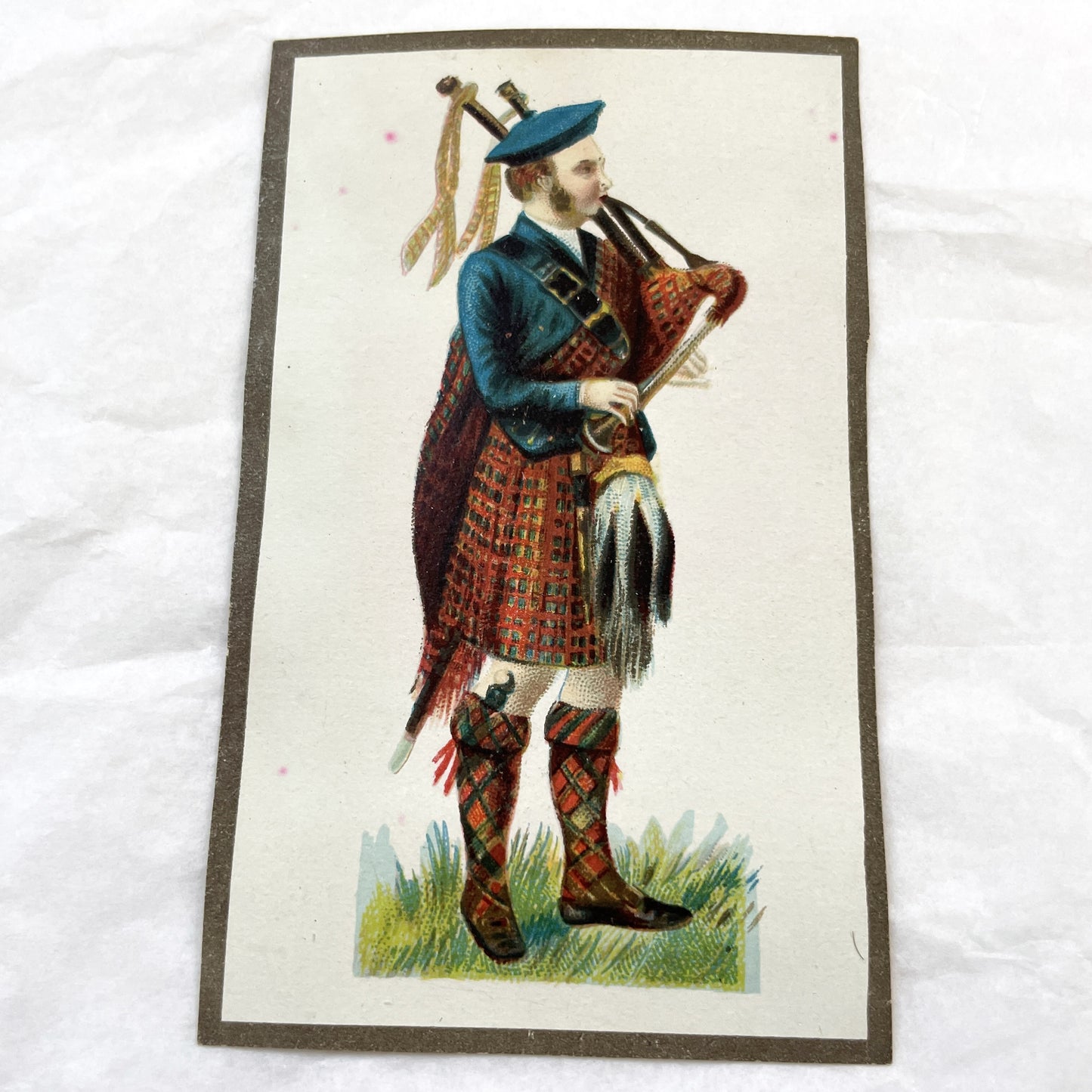 Late 19th Century - Pair Of Antique Chromo Cards - Scottish Highland Figures - Bagpiper And Dancer Traditional Dress