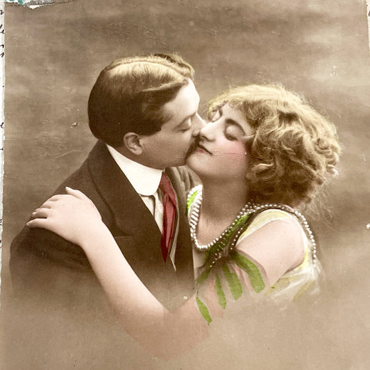 1910s - French Hand-Tinted Romantic Kissing Couple Postcard - Le Baiser Antique Love Card - Vintage Sentiment Ephemera