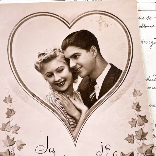 1930s - Vintage French Romantic Postcard - Sepia Photo Couple - Heart Frame - 'Je Meurs Où Je M'Attache' - Antique Love Correspondence