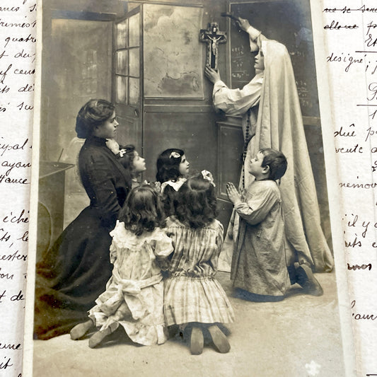 1900s - Antique French Postcard - Religious Scene - Nun Children Prayer - Vintage Christian Card - Laicite Era Commentary - Ephemera Art