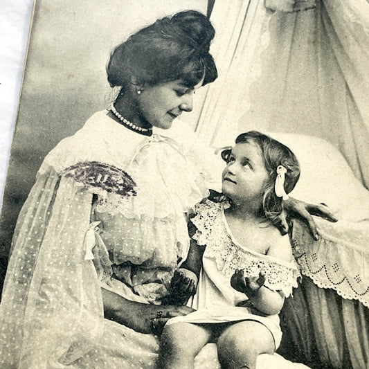1900s - Vintage French Postcard - Elegant Mother & Child Portrait - Le Pater Religious Theme - Edwardian Era - French Dialogue - Collectible