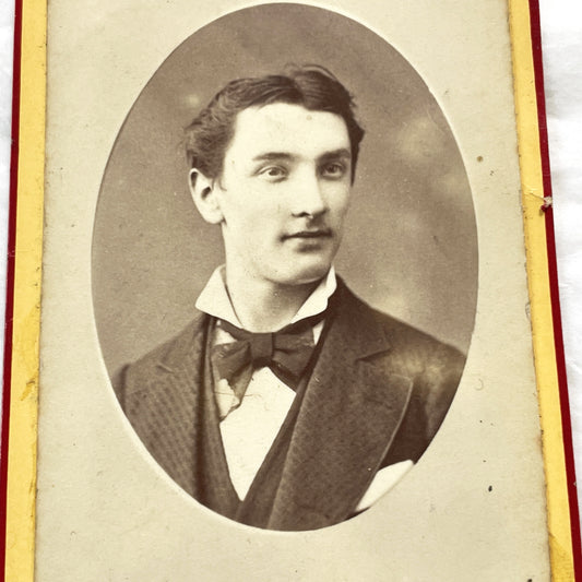 Late 19th - Carte de Visite Portrait - Elegant Young Man In Suit And Bow Tie - Maison Millet Paris Studio Photography - French History