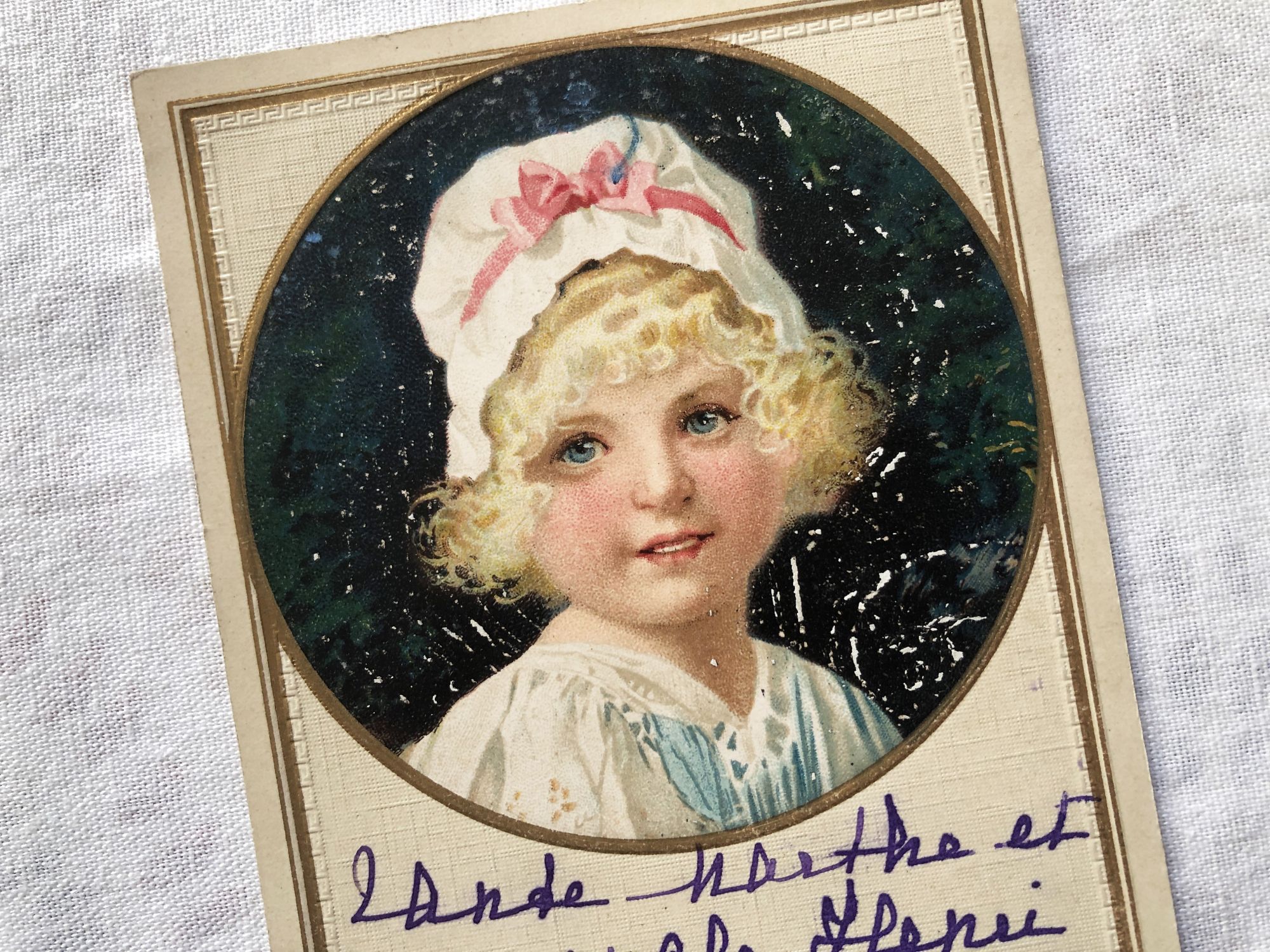 Belgian embossed postcard with beautiful illustration representing a young girl - 1910s