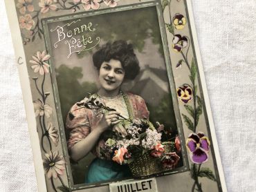 French postcard representing a young woman surrounded by flowers with the legend "Bonne fête" from 1900s