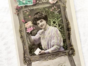 French postcard representing a young woman surrounded by flowers with the legend "Bonne fête" from 1910s