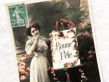 French postcard representing a young woman in front of an easel with the inscription "Happy Birthday" from 1910s