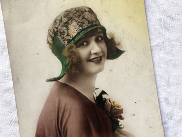 Vintage French postcard with a young woman with a typical Roaring Twenties hat from 1928
