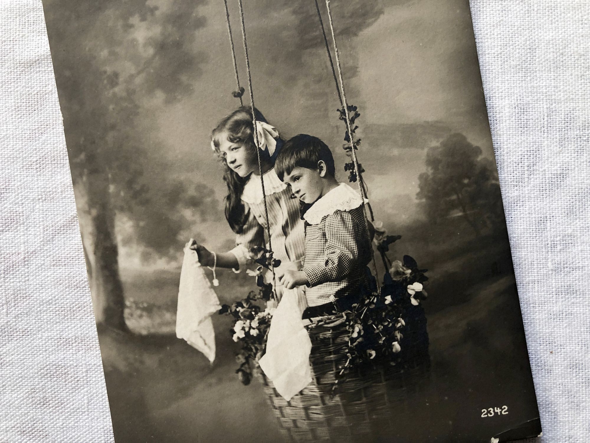 Vintage Belgian postcard representing two children in the basket of a hot-air balloon