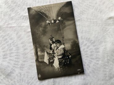 Vintage Belgian postcard representing two children in the basket of a hot-air balloon