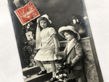French postcard representing representing two children holding hands with the inscription "Bonne fête" from 1910s