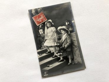 French postcard representing representing two children holding hands with the inscription "Bonne fête" from 1910s