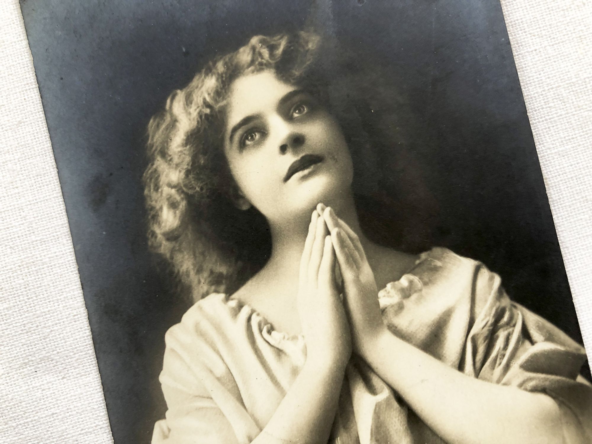 Vintage Belgian postcard with young girl with her hands joined in prayer from 1910