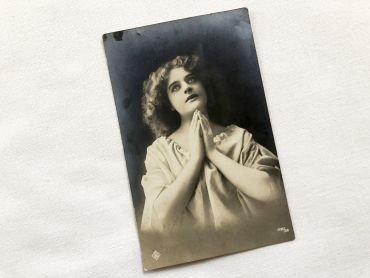 Vintage Belgian postcard with young girl with her hands joined in prayer from 1910