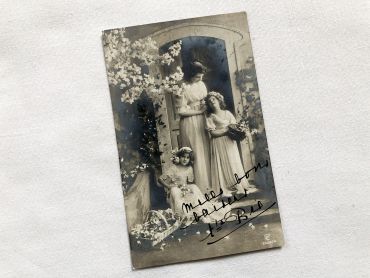 Vintage Belgian postcard with three young girls from 1910s