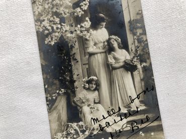 Vintage Belgian postcard with three young girls from 1910s