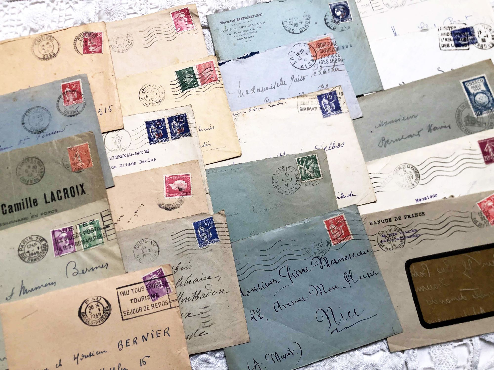 20 French envelopes from 1930s and 1940s of different colors and sizes - Without letters inside