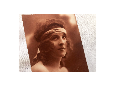 Very beautiful portrait of a young girl - French postcard - Unwrited Back - 1920s