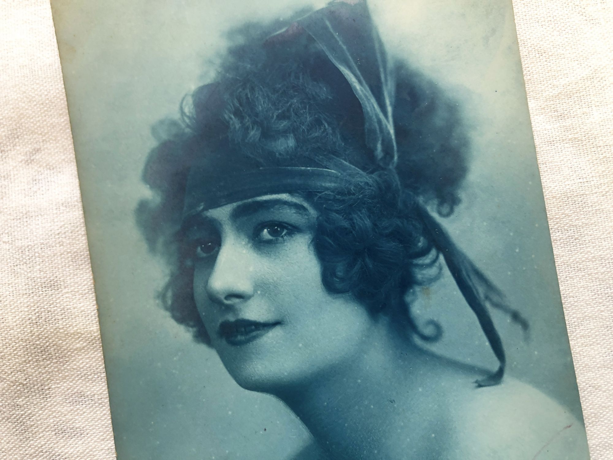 Very beautiful portrait of a young girl - French postcard - 1920s