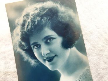 Very beautiful portrait of a young girl - French postcard - 1920s