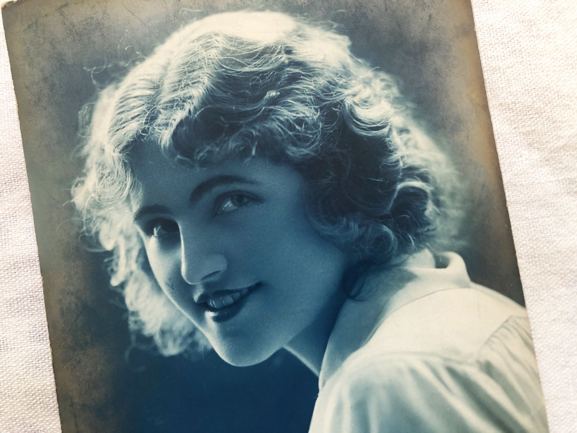 Very beautiful portrait of a young girl - French postcard - 1920s