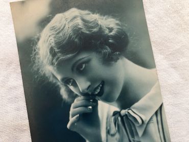 Very beautiful portrait of a young girl - French postcard - 1920s