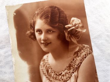 Very beautiful portrait of a young girl - French postcard - 1920s