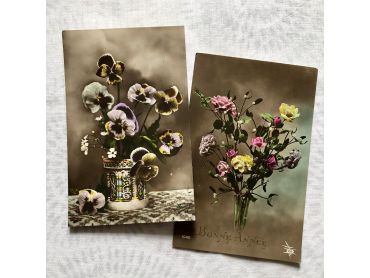 Two vintage French postcard depicting a bouquet of flowers (pansy flowers, roses, poenies) from 1910s