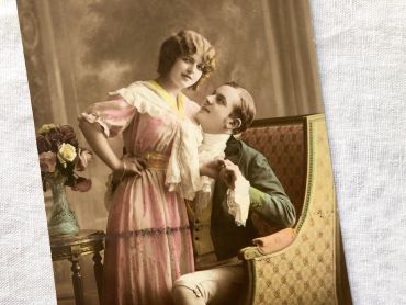 French postcard representing a cute couple "like the good old days" from 1910s