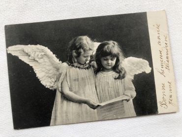 French postcard from the 1900s depicting two children with angel wings