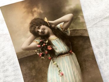 Vintage French postcard representing a young woman with flowers - 1910s