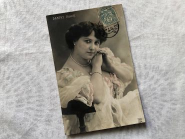 French postcard representing a theater actress from 1900s