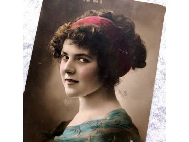 Very beautiful portrait of a young girl - Belgian printed postcard from 1910s