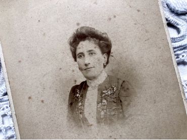 Old French photograph of a woman of the middle class made by the photographer Léon Langlois in Paris in 1890s