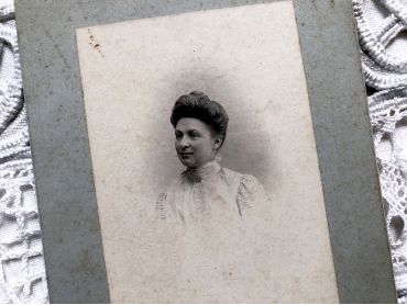 Old French photograph of a middle class woman in the 1900s made by the photographer Emile Boulin in Orléans