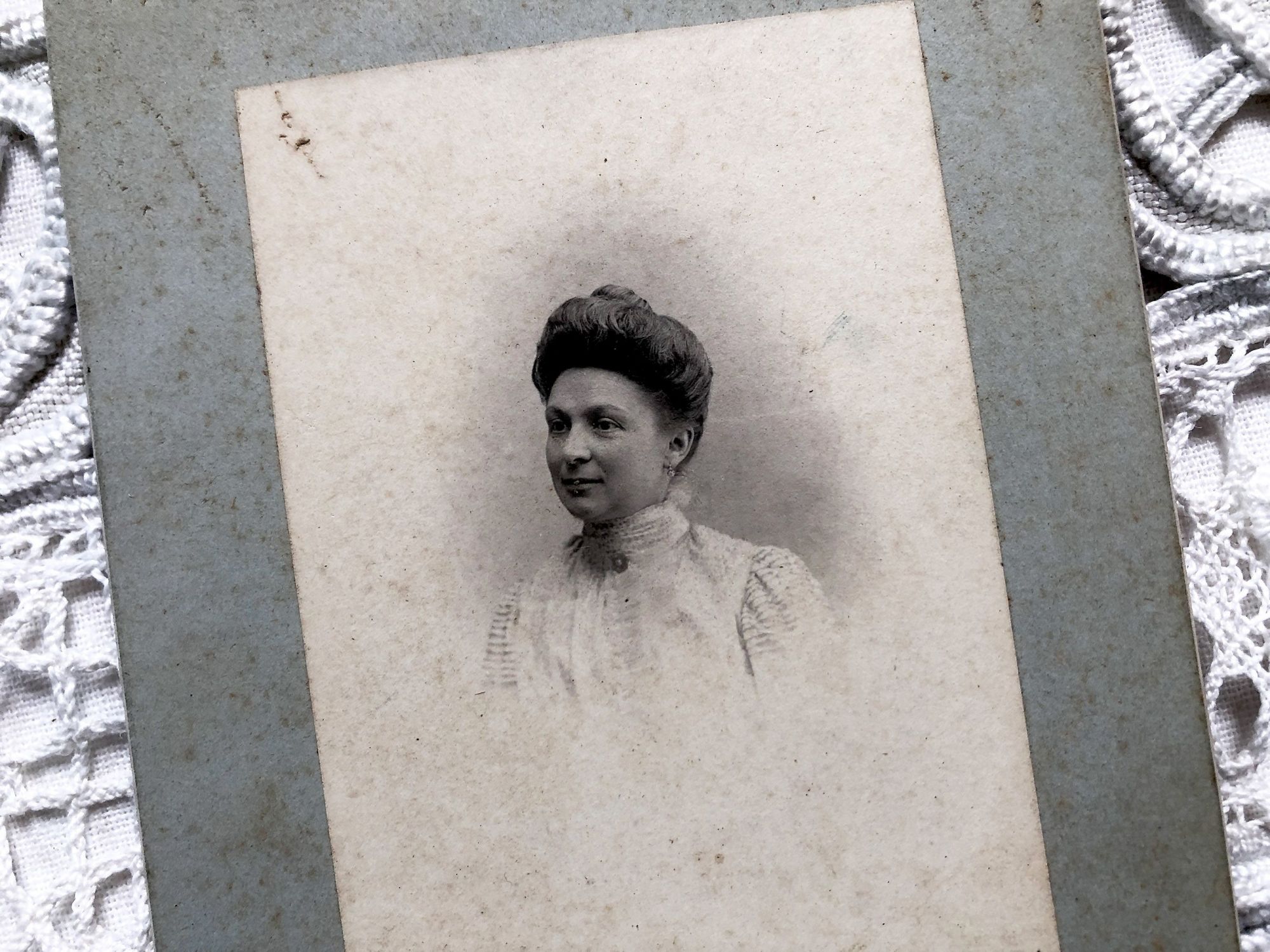 Old French photograph of a middle class woman in the 1900s made by the photographer Emile Boulin in Orléans