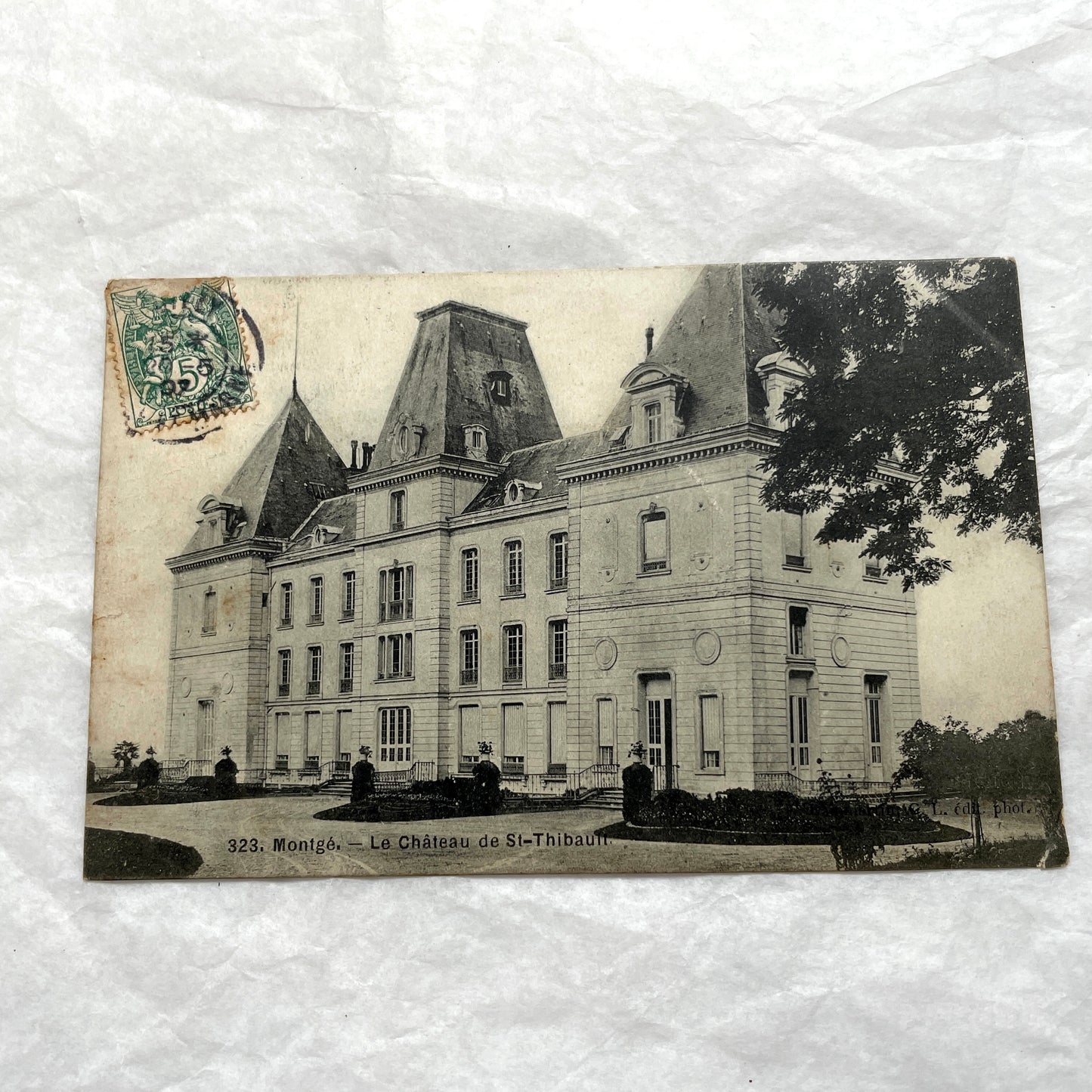 Lot of 1910s French postcards featuring vintage black and white images of historic châteaux and manors.