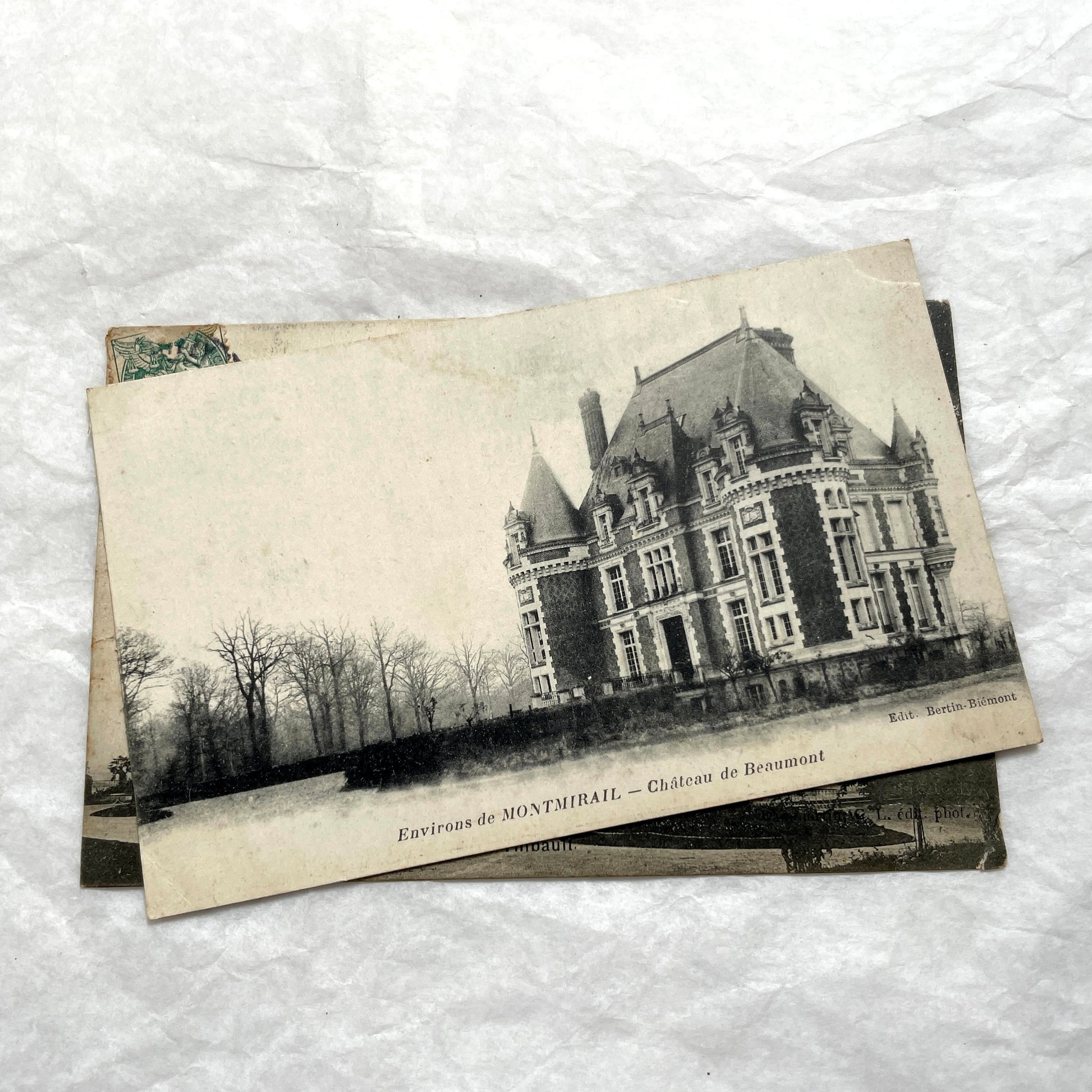 Lot of 1910s French postcards featuring vintage black and white images of historic châteaux and manors.