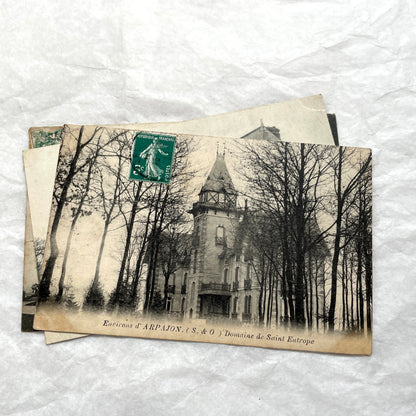 Lot of 1910s French postcards featuring vintage black and white images of historic châteaux and manors.