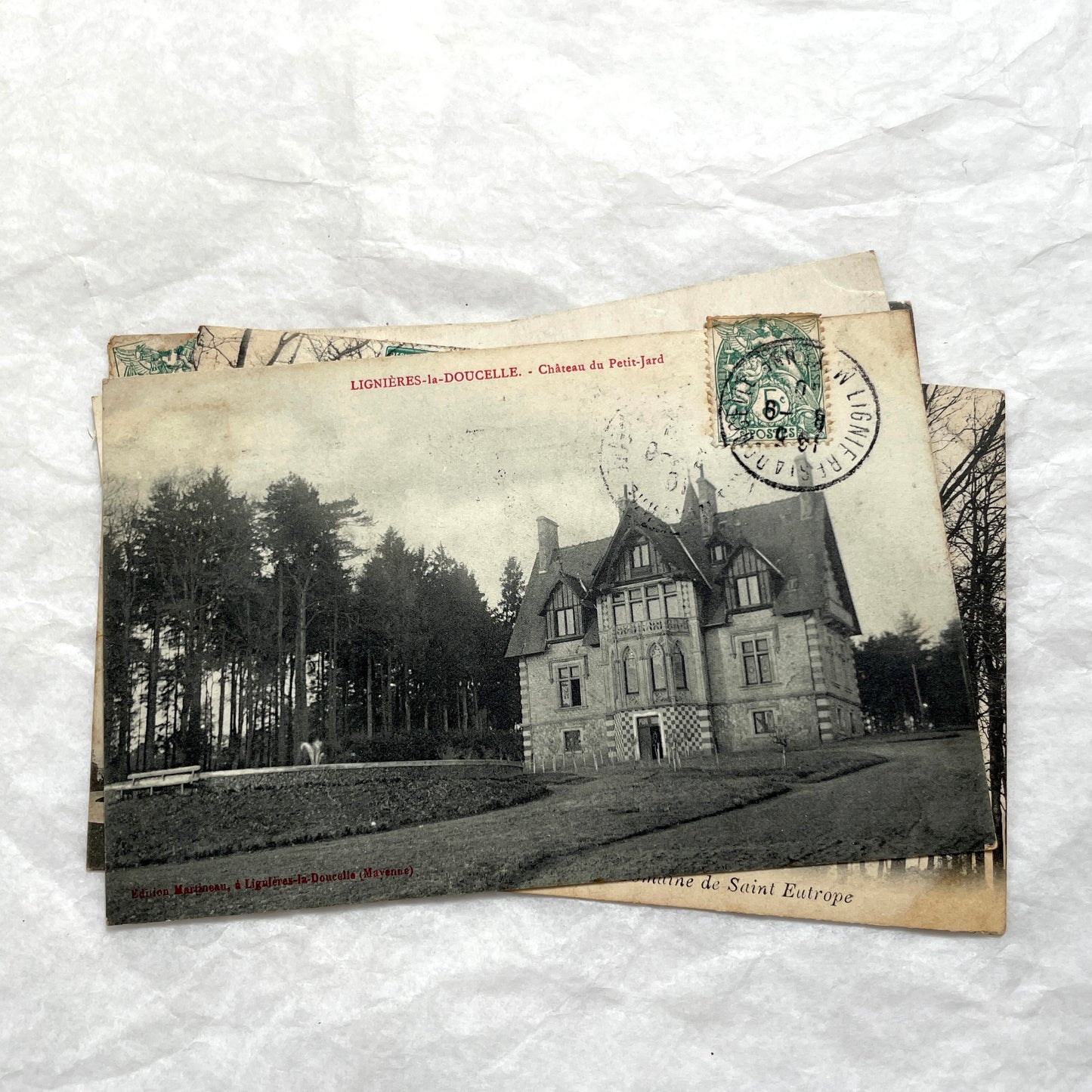 Lot of 1910s French postcards featuring vintage black and white images of historic châteaux and manors.