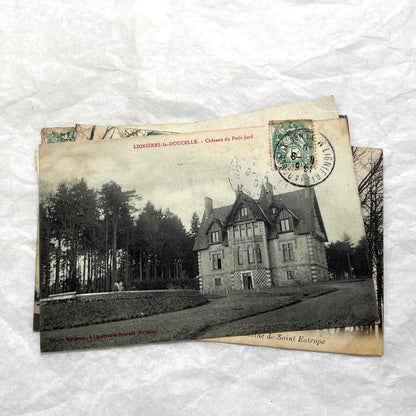 Lot of 1910s French postcards featuring vintage black and white images of historic châteaux and manors.