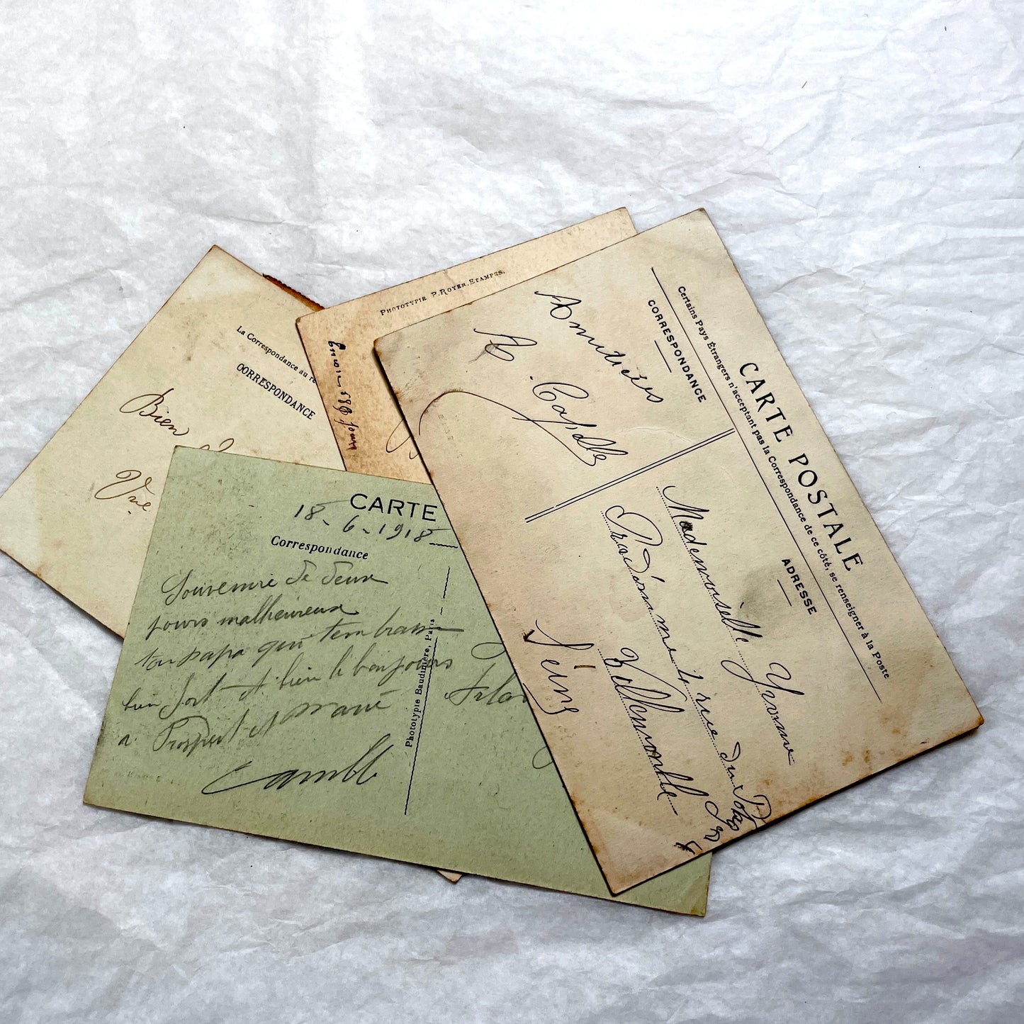 Lot of 1910s French postcards featuring vintage black and white images of historic châteaux and manors.