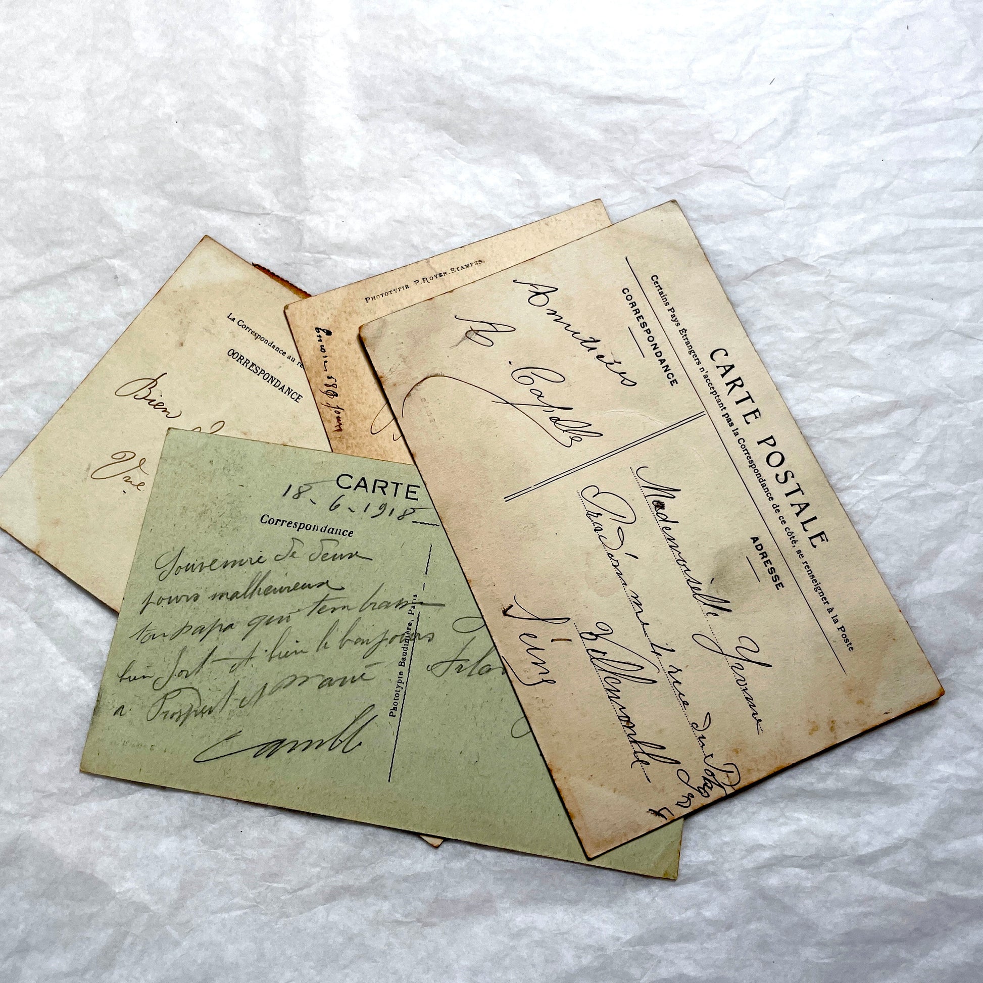 Lot of 1910s French postcards featuring vintage black and white images of historic châteaux and manors.