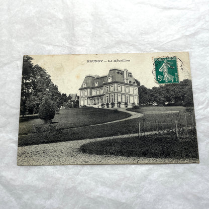 Lot of four 1910s French postcards showing black and white photographs of châteaux and grand estates in France.