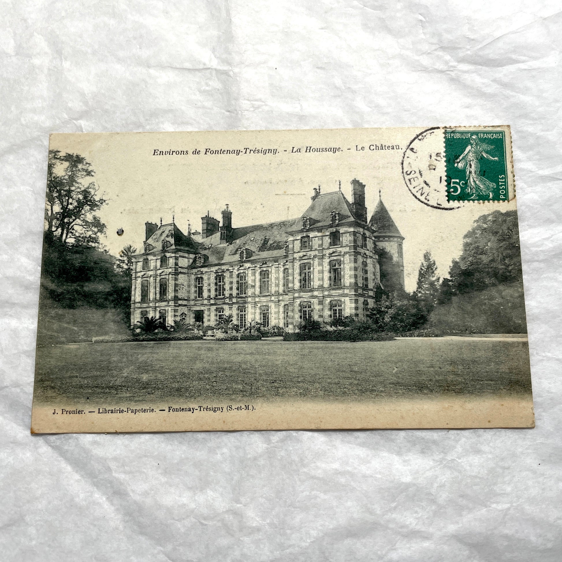 Lot of 1920s vintage French postcards depicting various historic châteaux and castles in sepia tones.