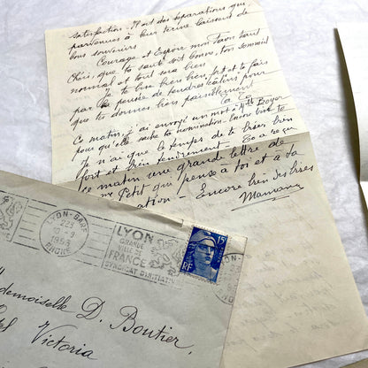 Set of 5 1950s French handwritten letters with envelopes, featuring vintage stamps and postmarks from France.