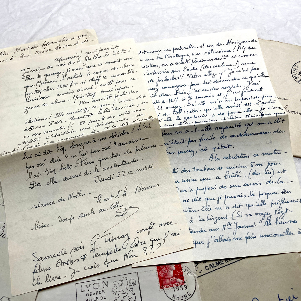 Set of 5 1950s French handwritten letters with envelopes, featuring vintage stamps and postmarks from France.